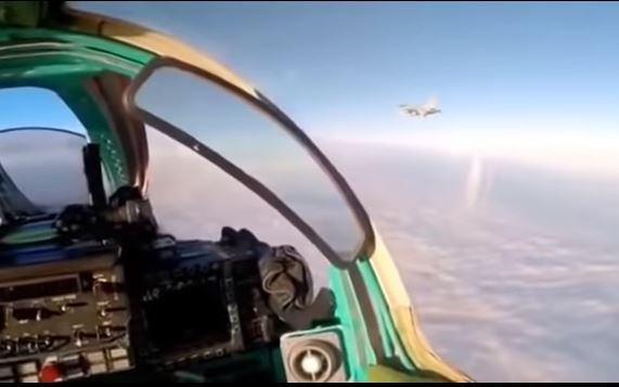 Có thể thấy, tiêm kích MiG-31 giữ nguyên đội hình bay và không chuyển hướng ngay cả khi bị F-16 áp sát - điều này đã khiến khoảng cách giữa hai phi cơ là rất gần. Nguồn ảnh: BI.