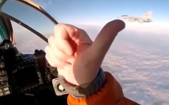 Cử chỉ rất thân thiện của phi công trên chiếc MiG-31 - hung thần tốc độ với khả năng bay với tốc độ lên tới Mach 2,8 của không quân Nga hiện tại. Nguồn ảnh: BI.