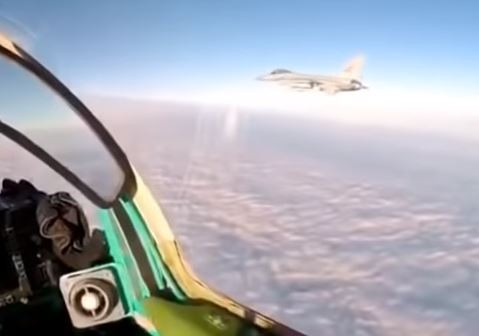 Ở khoảng cách này, hai phi công trên chiếc MiG-31 và F-16 có thể thấy rõ nhau. Nguồn ảnh: BI.
