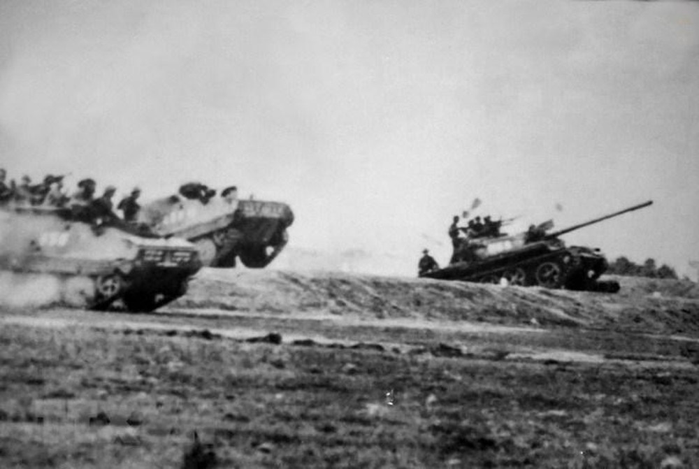 Đặc biệt là hai toà nhà của Bộ Tư lệnh Biệt khu Thủ Đô và Tổng Nha Cảnh sát là nơi lưu giữ những tài liệu cực kỳ quan trọng và có giá trị, giúp chúng ta có đủ thông tin để không chế, đập tan những âm mưu phá hoại sau này của đối phương. Nguồn ảnh: TL.