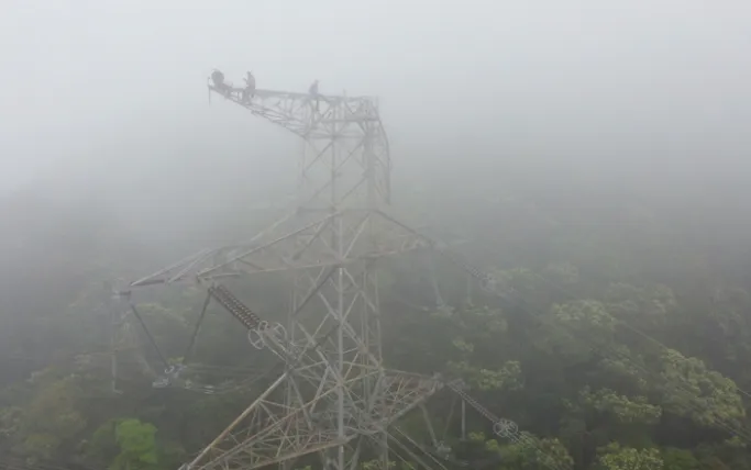 Theo thông tin được truyền thông địa phương đăng tải, hôm 30/3 vừa rồi một trực thăng vận tải của Trung Quốc do tầm nhìn kém đã đâm vào cột điện cao thế, rơi ở Hong Kong. Nguồn ảnh: Scramble.