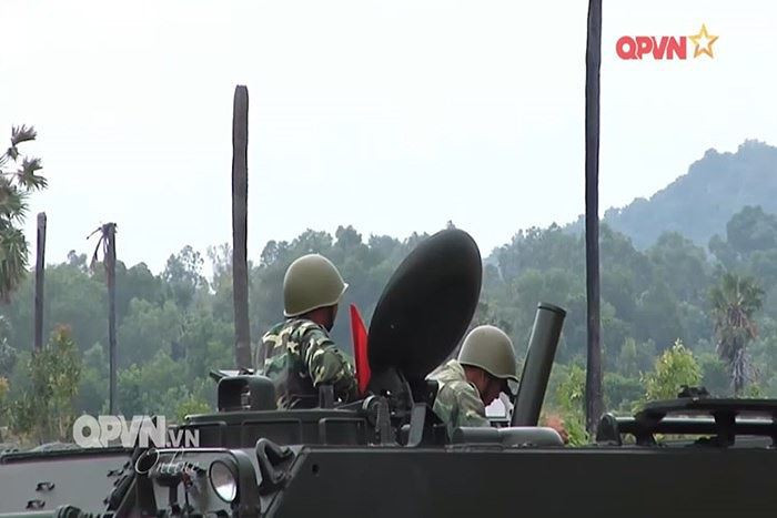 Để cối 100mm có thể hoạt động được trên thiết giáp M113, loại thiết giáp này cần được cải biến bằng cách cắt nóc xe, thêm hệ thống gia cố để tăng độ chính xác cho cối 100mm khi hoạt động. Nguồn ảnh: QPVN.