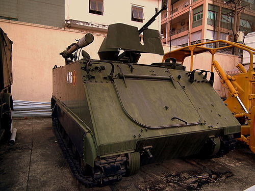 Với việc được trang bị cối không giật, thiết giáp M113 sẽ có khả năng cung cấp hoả lực mạnh yểm trợ bộ binh ngay khi cần, khiến nó có sức mạnh của một xe chiến đấu bộ binh - thay vì chỉ là xe thiết giáp chở quân như thông thường. Nguồn ảnh: Gettyimg.