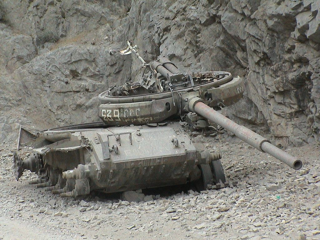 Ngoài ra còn có gần 12.000 xe tải các loại của Liên Xô "một đi không trở lại" sau khi bị phá huỷ ở quốc gia cằn cỗi giàu tài nguyên này. Nguồn ảnh: Pinterest.