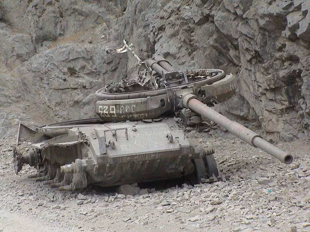 Ngoài ra còn có gần 12.000 xe tải các loại của Liên Xô "một đi không trở lại" sau khi bị phá huỷ ở quốc gia cằn cỗi giàu tài nguyên này. Nguồn ảnh: Pinterest.