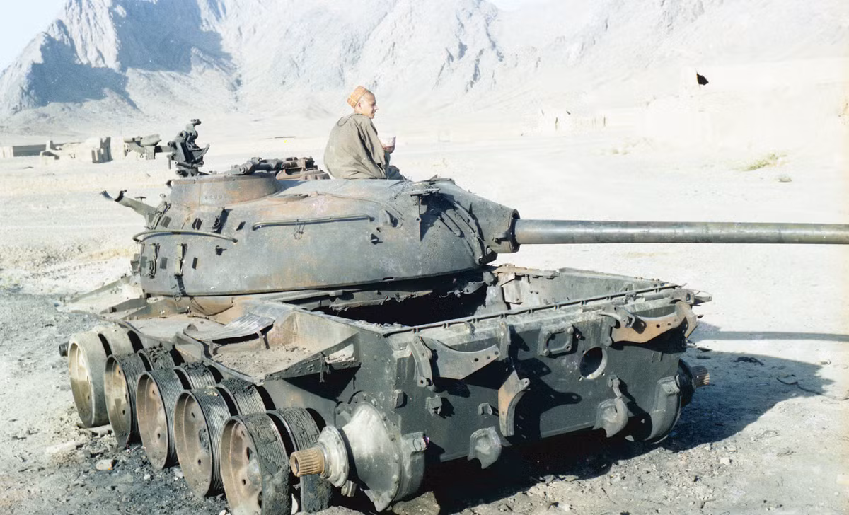 Nhiều nguồn tin khác khẳng định Liên Xô thiệt mạng tối đa có thể tới 26.000 người. Thực tế là tới tận thời điểm hiện tại nghĩa là hơn 30 năm sau khi cuộc chiến này kết thúc, nhiều gia đình Nga vẫn không nhận được giấy báo tử nhưng con em mình vẫn biền biệt chưa thấy về. Nguồn ảnh: Pinterest.