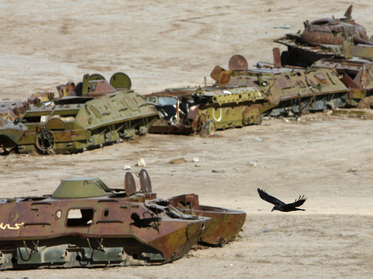 Trong cuộc chiến tranh Liên Xô - Afghanistan kéo dài 7 năm, hàng nghìn xe tăng cùng phương tiện thiết giáp của Moscow đã phải "bỏ xác" lại nơi đây. Nguồn ảnh: Pinterest.