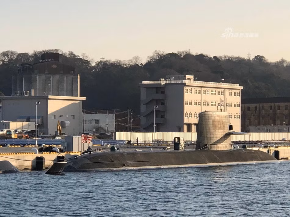 Giống như mọi tàu ngầm sử dụng động cơ điện - diesel khác, tàu ngầm lớp Soryu của Nhật cũng có cách thức hoạt động tương tự, đó là dùng động cơ diesel để sạc năng lượng cho pin, sau đó dùng động cơ điện để tạo lực đẩy tàu. Nguồn ảnh: Sina.