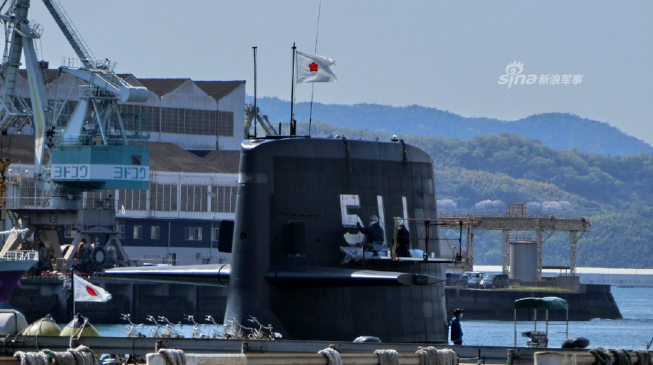 Không rõ đây là một phần công việc bảo dưỡng tàu, sơn lại số hiệu tàu hay là một nước đi cực kỳ nguy hiểm mà lực lượng phòng vệ trên biển đang "âm mưu". Nguồn ảnh: Sina.