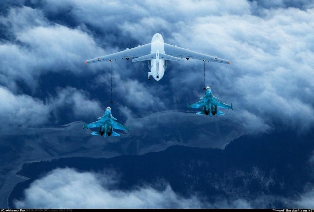 Tất nhiên, trong tình huống tập luyện, các tiêu chuẩn an toàn bay vẫn phải được đảm bảo hàng đầu. Mặc dù vậy trong thực tế chiến đấu, rất khó để có thể đảm bảo được hoàn chỉnh những quy trình bay an toàn khi thực hiện tiếp liệu trên không, nhất là khi tấn công vào vùng trời của đối phương. Nguồn ảnh: BMDP.