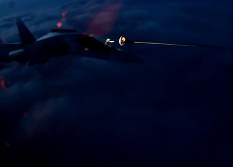 Để đảm bảo an toàn khi thực hiện tiếp liệu trên không vào ban đêm, phi cơ Su-34 phải bật đèn pha ở khu vực ống tiếp liệu và bản thân phễu đưa nhiên liệu của Il-78 cũng được phủ vật liệu phản quang. Nguồn ảnh: BMDP.