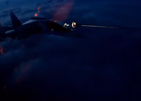 Để đảm bảo an toàn khi thực hiện tiếp liệu trên không vào ban đêm, phi cơ Su-34 phải bật đèn pha ở khu vực ống tiếp liệu và bản thân phễu đưa nhiên liệu của Il-78 cũng được phủ vật liệu phản quang. Nguồn ảnh: BMDP.