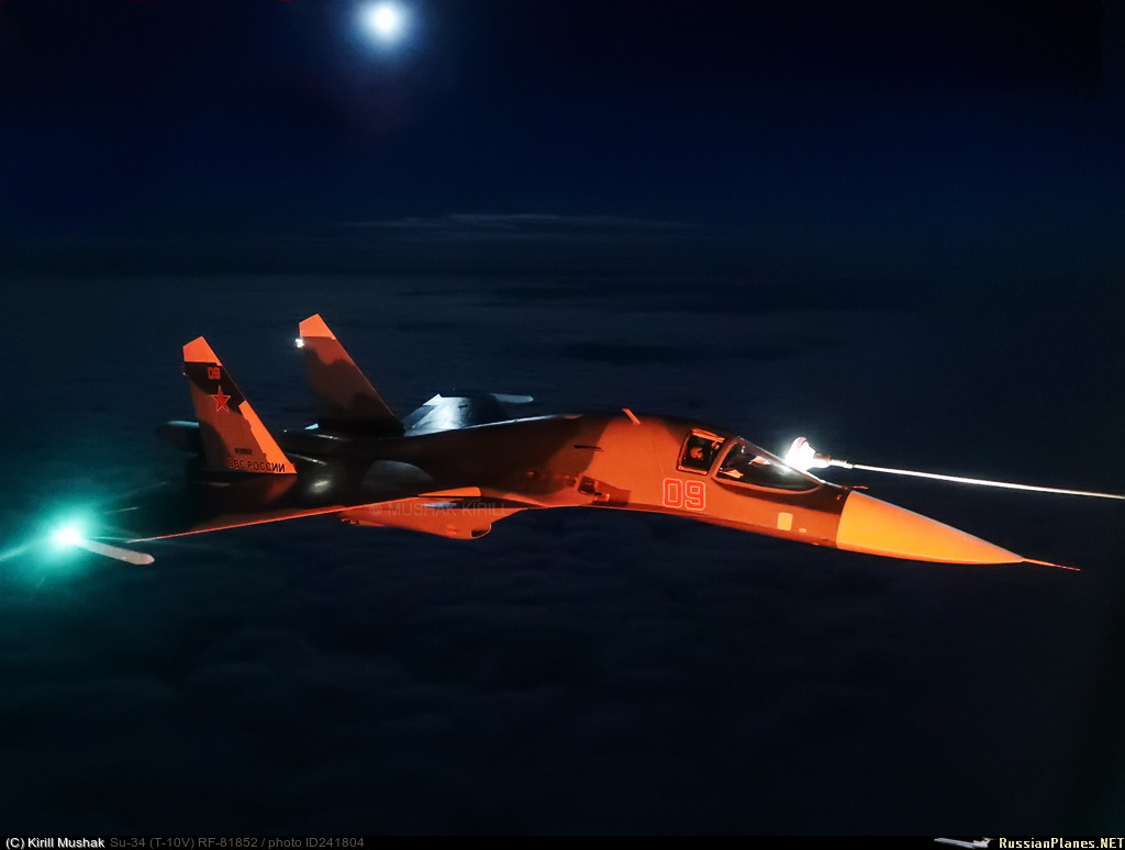 Khi tiếp liệu ban đêm, ngoài đèn pha, vòi và phễu của máy bay Su-34 cũng như máy bay Il-78, phi công buộc phải bay "mù", dựa hoàn toàn vào các đồng hồ hiển thị thông số bay. Nguồn ảnh: BMDP.