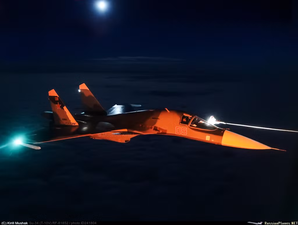 Khi tiếp liệu ban đêm, ngoài đèn pha, vòi và phễu của máy bay Su-34 cũng như máy bay Il-78, phi công buộc phải bay "mù", dựa hoàn toàn vào các đồng hồ hiển thị thông số bay. Nguồn ảnh: BMDP.