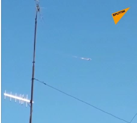 Theo những hình ảnh được đăng tải trên tài khoản Twitter chính thức của hãng thông tấn Sputnik, có thể thấy chiếc tiêm kích đánh chặn MiG-31 đã bốc cháy động cơ ngay trên không. Nguồn ảnh: Pinterest.