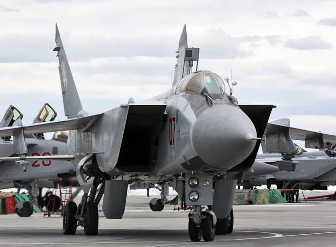 MiG-31 là loại máy bay tiêm kích đánh chặn siêu âm được phát triển để thay thế cho MiG-25 trong biên chế Không quân Liên Xô trước đây. Loại chiến đấu cơ này tới nay vẫn được Nga tiếp tục sử dụng với số lượng lớn. Nguồn ảnh: Pinterest.