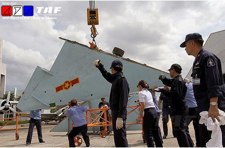 Để chứa vừa hai thùng container và chuyển sang nước bạn bằng đường biển, chiếc MiG-21MF đã phải tháo toàn bộ cánh trước, cánh đuôi và cánh đứng. Nguồn ảnh: TAF.