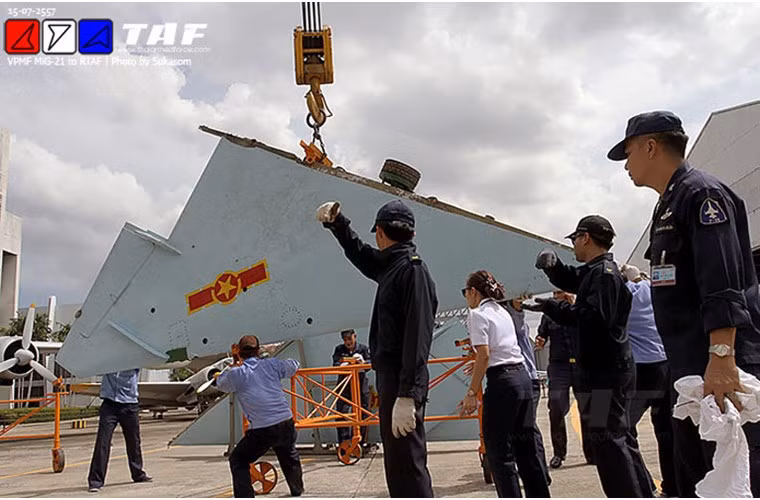 Để chứa vừa hai thùng container và chuyển sang nước bạn bằng đường biển, chiếc MiG-21MF đã phải tháo toàn bộ cánh trước, cánh đuôi và cánh đứng. Nguồn ảnh: TAF.