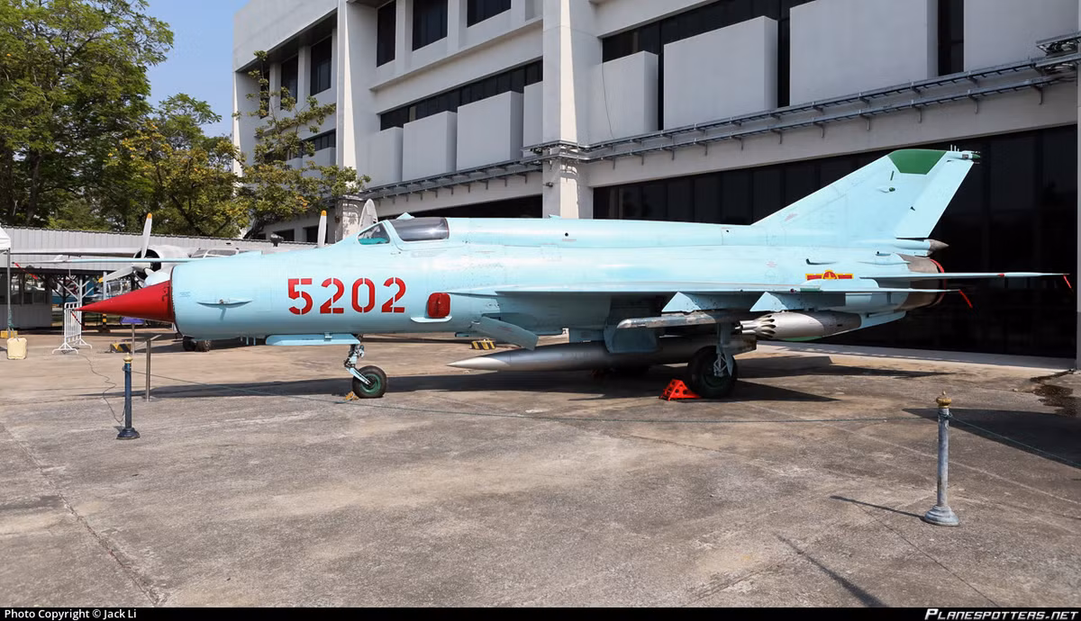 Đây là một trong những chiếc MiG-21 hiếm hoi nếu không muốn nói là duy nhất trên thế giới được gắn huy hiệu của Không quân Việt Nam dù không còn nằm trong lãnh thổ nước ta. Nguồn ảnh: Airliners.
