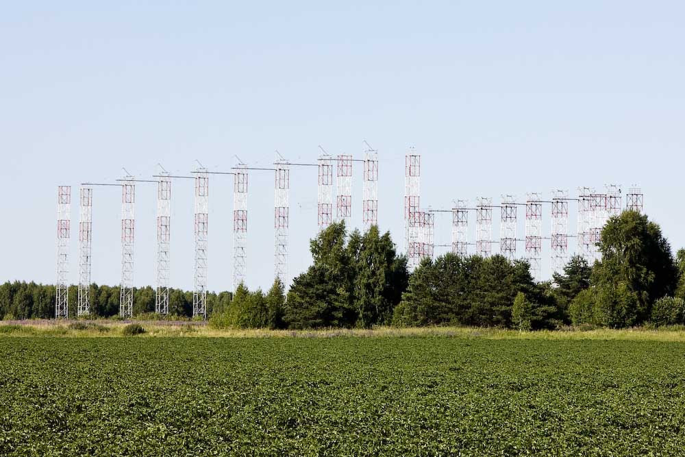 Hệ thống radar này sử dụng băng tần từ 3 tới 30 MHz, tầm hoạt động lên tới 3000 km. Radar là một tổ hợp các dàn ăng-ten với tổng cộng 144 dàn, mỗi dàn cao 34 mét. Nguồn ảnh: Rumil.