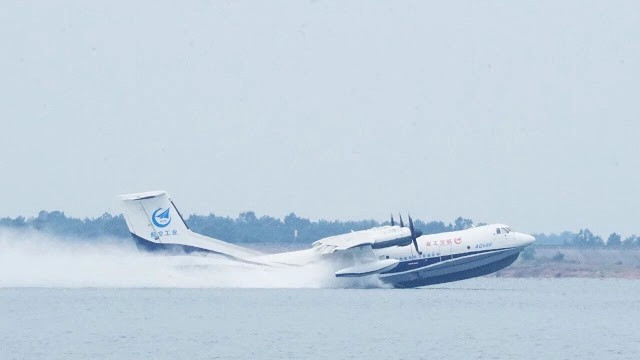 Tốc độ tối đa của thuỷ phi cơ AG600 lên tới 560 km/h, dự trữ hành trình 4500 km hoặc 12 tiếng liên tục không nghỉ, trần bay tối đa 6000 mét và độ cao hoạt động lý tưởng là 1500 mét tính từ mực nước biển. Nguồn ảnh: BI.