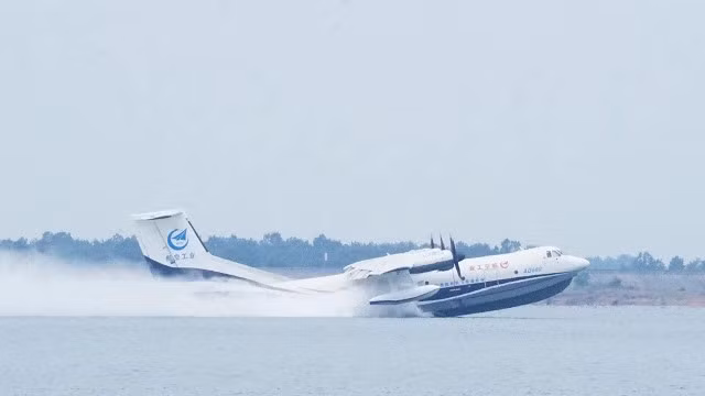 Tốc độ tối đa của thuỷ phi cơ AG600 lên tới 560 km/h, dự trữ hành trình 4500 km hoặc 12 tiếng liên tục không nghỉ, trần bay tối đa 6000 mét và độ cao hoạt động lý tưởng là 1500 mét tính từ mực nước biển. Nguồn ảnh: BI.