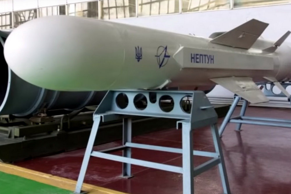 Cuối tuần vừa rồi, Quân đội Ukraine đã thử nghiệm thành công tên lửa chống hạm P-360 Neptune. Mục tiêu giả định trong cuộc thử nghiệm này có kích thước rất nhỏ, tuy nhiên Neptune đã đánh trúng chỉ sau một phát phóng. Nguồn ảnh: BMDP.