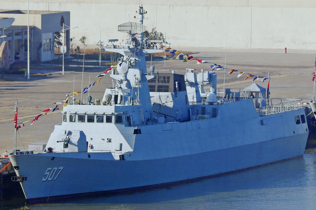 Phía Philippines khẳng định đây là hành động thù địch không thể chấp nhận được. Trước đó, các thuỷ thủ trên tàu tuần tra của Philippines đã gửi thông điệp cảnh báo bằng vô tuyến điện. Nguồn ảnh: QQ.