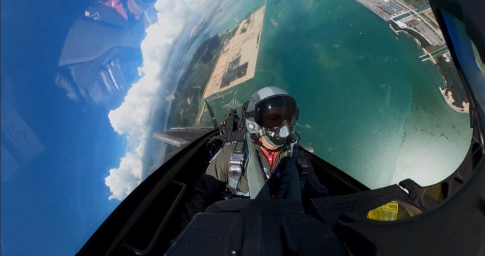 Góc nhìn từ bên trong khoang lái của phi cơ F-22 Raptor khi thực hiện những động tác cơ động cao. Nguồn ảnh: F22demoteam.