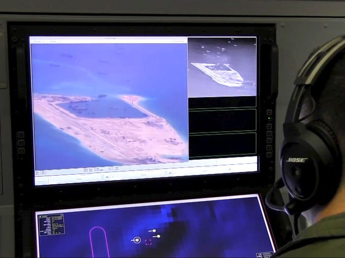 Thậm chí Trung Quốc từng dùng đèn laser để chiến lên máy bay P-8 Poseidon với mục đích làm "mù mắt" phi công điều khiển cũng như hoa tiêu của máy bay. Nguồn ảnh: BI.