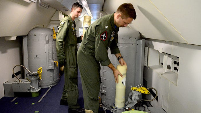 Sau khi được thả xuống mặt nước, thiết bị này sẽ xác định vị trí của tàu ngầm đối phương, thậm chí dự đoán được đường đi của tàu ngầm địch, tốc độ di chuyển, hướng di chuyển,.. để cung cấp thông tin cho pha "đánh chặn" từ máy bay P-8 Poseidon. Nguồn ảnh: BI.