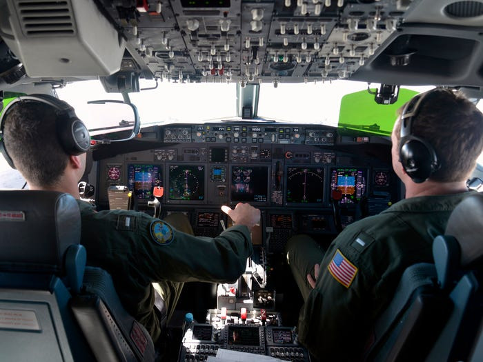 Ở phía bên trong, khoang lái của P-8 Poseidon và Boeing 737 gần như giống nhau y hệt. Nếu chỉ nhìn vào khu vực này sẽ không thể phân biệt nổi đâu là máy bay chở khách, đâu là máy bay tuần tra biển. Nguồn ảnh: BI.