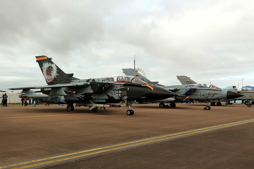 Theo đó, vào thời kỳ "đỉnh điểm" nhất, Đức chỉ có khoảng 20% số lượng chiến đấu cơ Tornado có khả năng cất cánh được. Số lượng còn lại phần vì thiếu trang thiết bị phụ tùng thay thế, phần vì chưa được bảo dưỡng theo đúng quy trình nên không thể bay được. Nguồn ảnh: Pinterest.