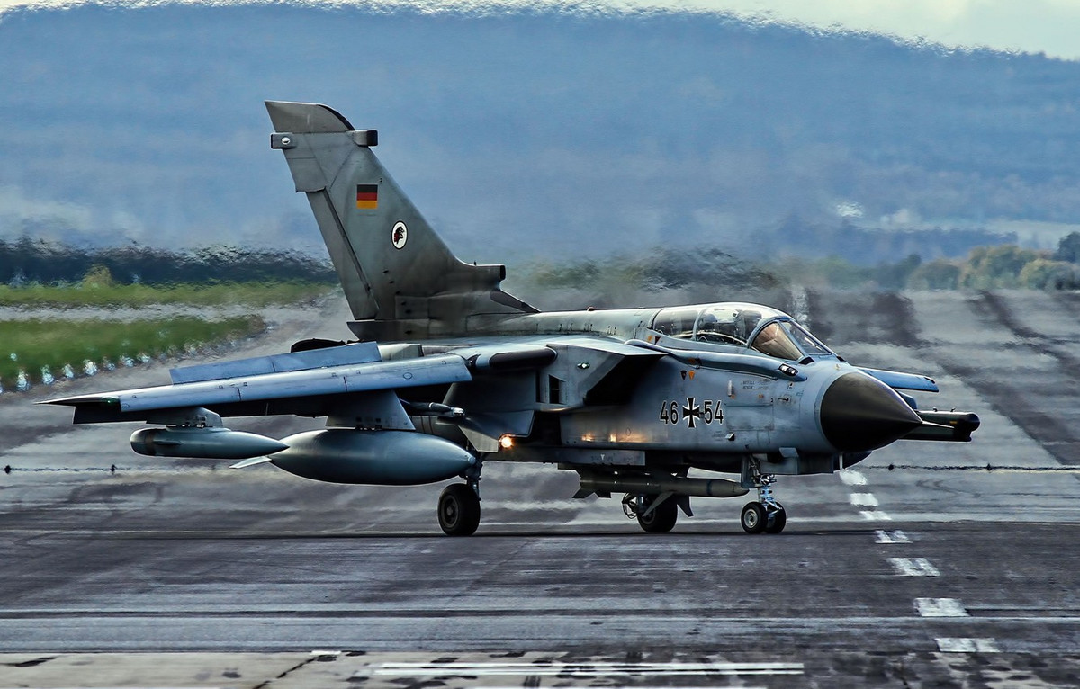 Thậm chí, loại chiến đấu cơ này còn có thể mang theo được vũ khí hạt nhân chiến thuật bao gồm các loại bom B61 hoặc WE.177. Nguồn ảnh: Pinterest.