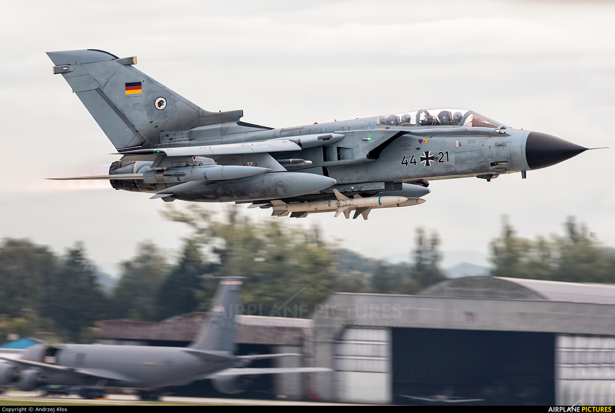 Chưa kể đến việc sau khi nâng cấp, các chiến đấu cơ Tornado của nước này cũng khó có thể sử dụng lâu dài trong tương lai được - nhất là khi các loại chiến đấu cơ thế hệ năm đang được rao bán rộng rãi và càng ngày càng trở nên phổ biến như ngày nay. Nguồn ảnh: Pinterest.