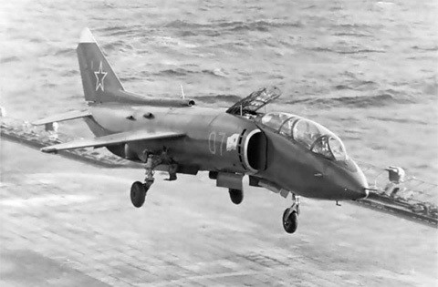 Yak-38 là loại tiêm kích hạm đầu tiên và duy nhất của Liên Xô/Nga có khả năng cất - hạ cánh thẳng đứng từng được sử dụng trong biên chế lực lượng không quân. Nguồn ảnh: Pinterest.