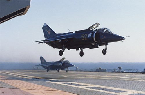 Thiết kế của Yak-38 cực kỳ sáng tạo và táo bạo. Máy bay được trang bị một động cơ nâng ở ngay sau khoang lái. Động cơ này được đặt hướng thẳng xuống đất giống như động cơ nâng trên chiếc F-35B sau này của Mỹ. Nguồn ảnh: Pinterest.