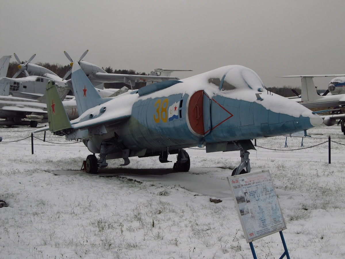 Đầu thập niên 80 của thế kỷ trước, khi tàu sân bay Minsk được Liên Xô đóng theo lớp Kiev ghé thăm Việt Nam, các chiến đấu cơ Yak-38 cũng đã xuất hiện tại cảng Cam Ranh cùng hàng không mẫu hạm này. Nguồn ảnh: Pinterest.