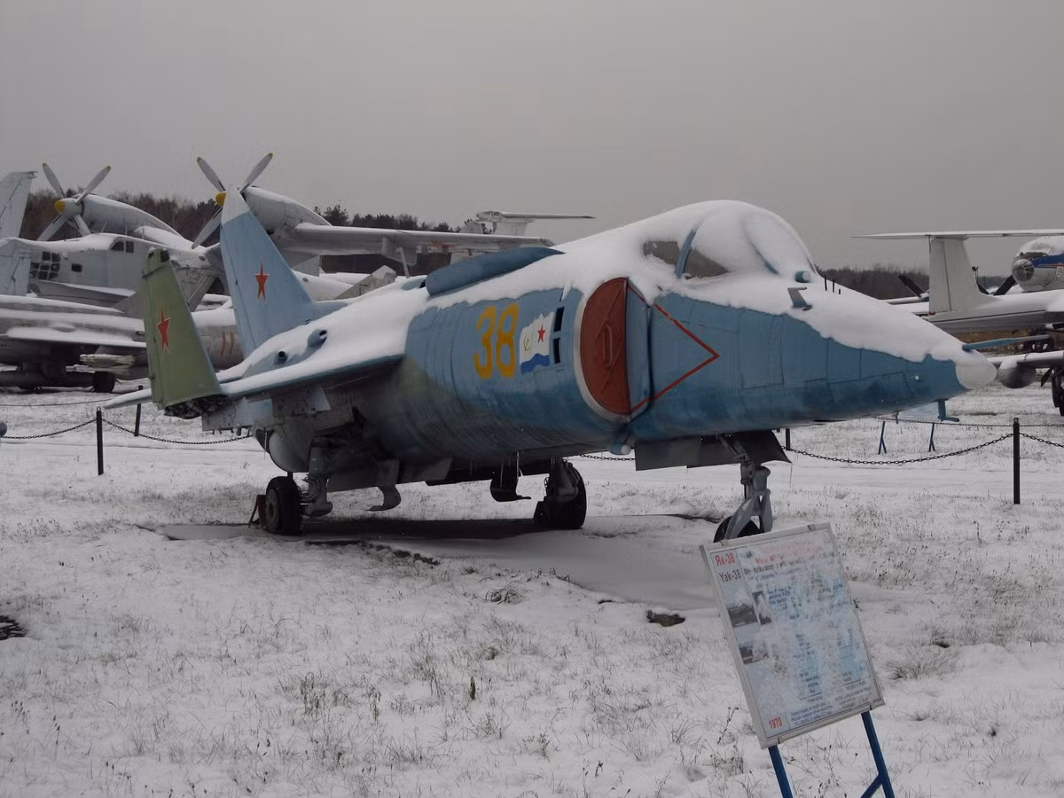 Đầu thập niên 80 của thế kỷ trước, khi tàu sân bay Minsk được Liên Xô đóng theo lớp Kiev ghé thăm Việt Nam, các chiến đấu cơ Yak-38 cũng đã xuất hiện tại cảng Cam Ranh cùng hàng không mẫu hạm này. Nguồn ảnh: Pinterest.