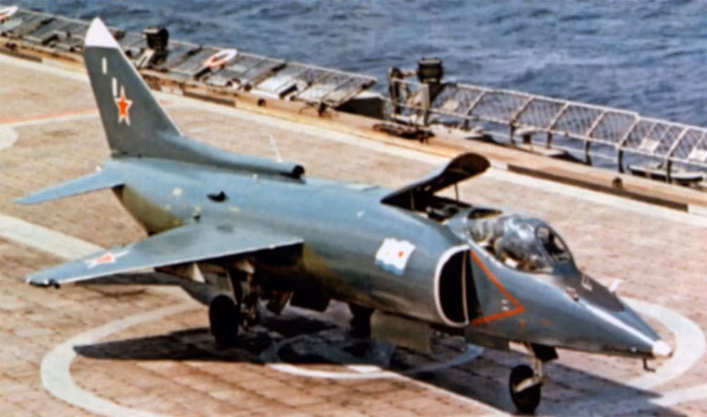 Để phục vụ được cho Yak-38 cũng không phải là điều đơn giản, chiếc máy bay này đòi hỏi phải có một đường băng đặc biệt, chịu được sức nóng mà động cơ thổi ra khi cất - hạ cánh thẳng đứng. Nguồn ảnh: Pinterest.