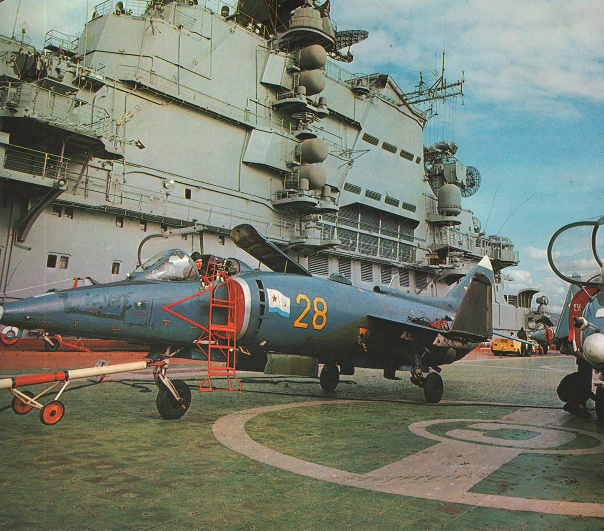 Trong quá khứ, Yak-38 cũng gặp không ít lỗi nực cười với hệ thống tự động của mình. Ví dụ như một chiếc Yak-38 với ghế phóng tự động đã tự phóng phi công ra khỏi máy bay khi đang lơ lửng trên không. Tuy nhiên khi đó máy bay không hề bị lỗi, vẫn tiếp tục bay lơ lửng tại chỗ cho tới tận khi hết nhiên liệu. Nguồn ảnh: Pinterest.