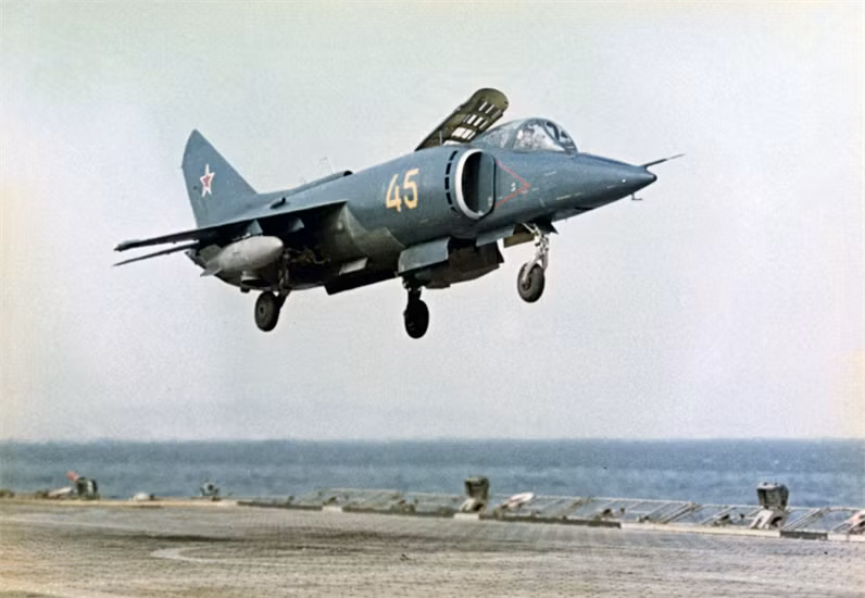 Đây cũng có thể coi là một trong những loại tiêm kích đầu tiên trên thế giới có khả năng cất - hạ cánh thẳng đứng được sử dụng trong biên chế. Nguồn ảnh: Pinterest.