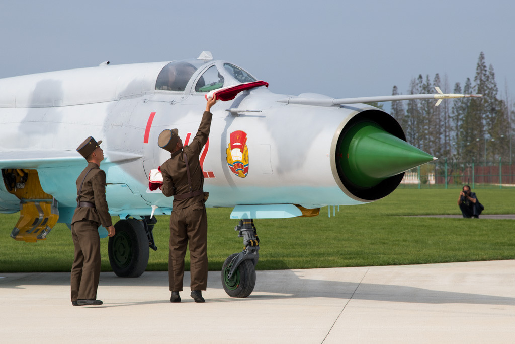 Tuy nhiên trong số này, chỉ có khoảng 30 chiếc là nguyên bản tiêm kích MiG-21 do Liên Xô sản xuất và cung cấp cho Triều Tiên trong quá khứ. Nguồn ảnh: Sina.