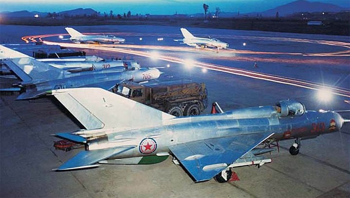 Số còn lại - lên tới 120 chiếc là các tiêm kích Chengdu J-7 - phiên bản được Trung Quốc sản xuất dựa trên giấy phép chuyển giao công nghệ từ Moscow. Nguồn ảnh: Sina.