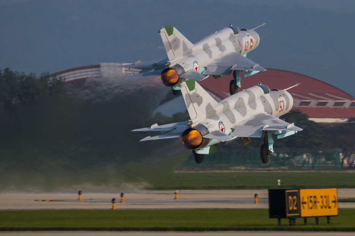 MiG-21 tới nay vẫn được tiếp tục sử dụng với vai trò tiêm kích đánh chặn - tất nhiên là nó vẫn hiệu quả với các loại chiến đấu cơ cùng thời ví dụ như F-4 Phantom II. Nguồn ảnh: Sina.