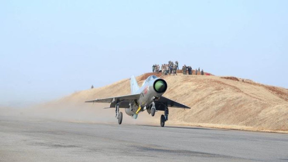 Loại chiến đấu cơ này được trang bị một khẩu pháo chính cỡ nòng 30mm, tổng cộng 5 giá treo với một giá dưới bụng và bốn giá hai bên cánh, tối đa mang theo được 2 tấn vũ khí các loại. Nguồn ảnh: Sina.