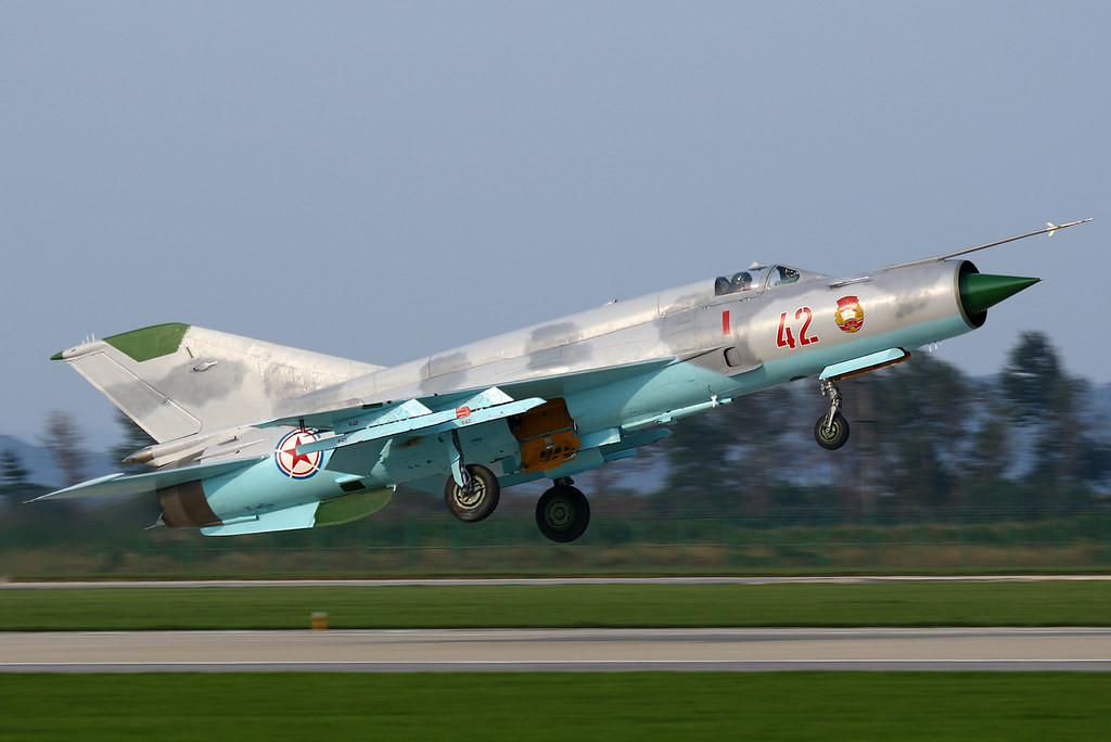 Phiên bản Chengdu J-7 hay còn có tên Hán Việt là "Tiêm 7" hiện tại cũng là loại chiến đấu cơ phổ biến bậc nhất của Không quân Trung Quốc với số lượng lên tới hơn 300 chiếc trong biên chế. Nguồn ảnh: Sina.