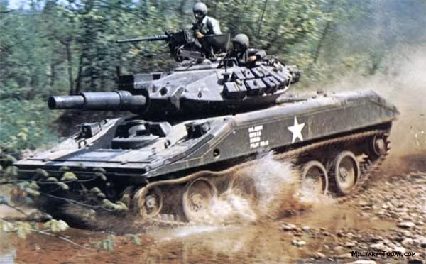M551 Sheridan cũng có thể bơi lội khá tốt, tốc đọ tối đa nó có thể đạt được khi di chuyển dưới nước lên tới 5,8 km/h. Trong khi đó khi chạy trên đường tốt, M551 có thể đạt tốc độ tối đa 70 km/h. Nguồn ảnh: Pinterest.