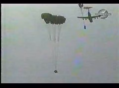 Đây cũng là một trong những loại xe tăng hiếm hoi - nếu không muốn nói là độc nhất trên thế giới có khả năng nhảy dù từ máy bay vận tải - một điều mà tới nay người Nga cũng chưa thực sự làm được. Nguồn ảnh: Pinterest.