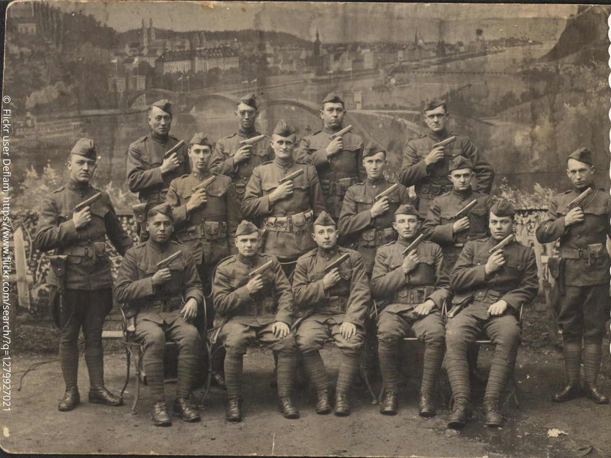 Ngoài ra, việc được trang bị khẩu súng ngắn có tuổi đời hơn 100 năm cũng là một trong những điều khiến binh lính Mỹ trở nên "hứng thú" hơn với khẩu súng này, nhất là khi họ hoàn toàn có thể tin tưởng rằng cha ông họ trong quá khứ cũng từng có một khẩu súng ngắn tương tự bên hông. Nguồn ảnh: Pinterest.